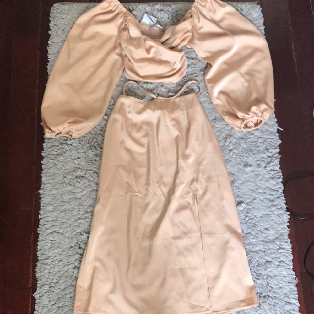 Lichi peach midi skirt and balloon sleeve crop top